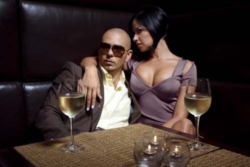 Pitbull latra la romance
