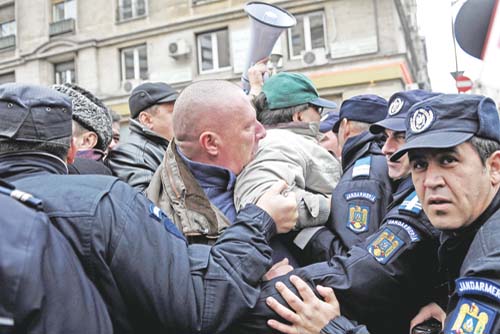 Sute de revolutionari au iesit in strada pentru a protesta impotriva Guvernului