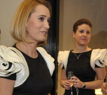 Andreea Esca, rochie la fel cu alta femeie la deschiderea Valentino! FOTO