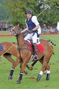 Prinz Harry spielt Polo bei einem Charityturnier - Ziarul National