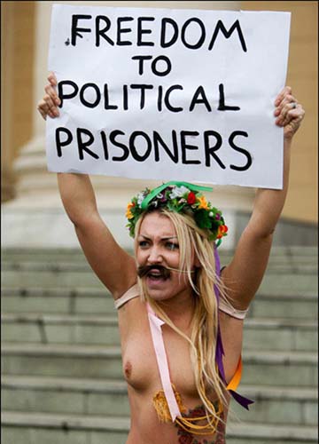 Fetele nude de la FEMEN au fost torturate de KGB