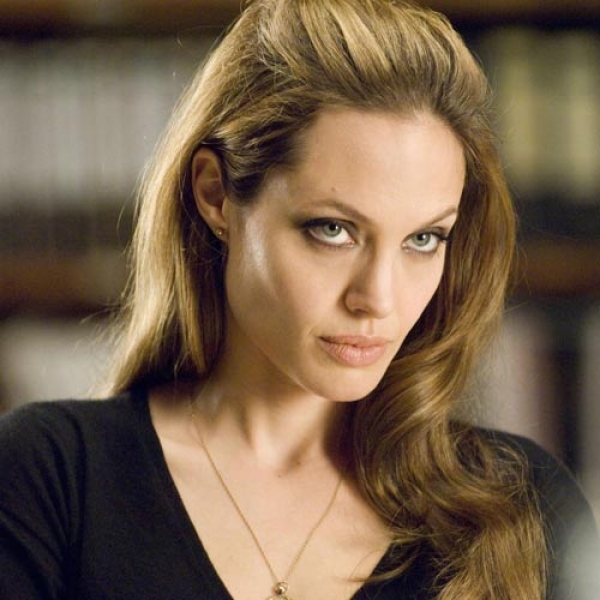 De ce vrea Angelina sa invete cu orice pret limba franceza