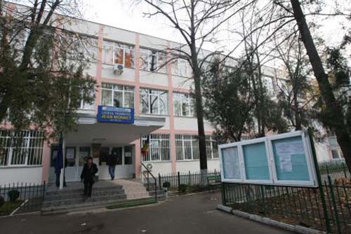 Conducerea de la „Liceul beizadelelor”, demisa de Funeriu