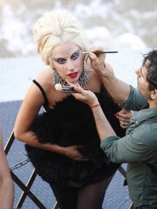 Lady Gaga Poses With Hot Dog - Ziarul National
