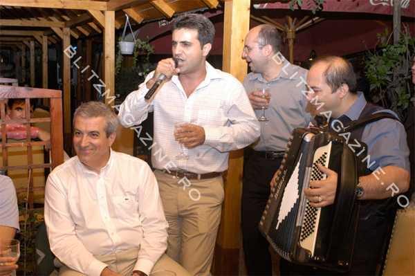 Cum i-a cantat Robert Turcescu lui Calin Popescu Tariceanu la un pahar de vin FOTO