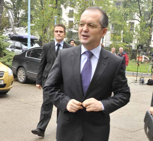 Boc, intrebat daca a vorbit cu Basescu in timpul sedintei Colegiului: „Nu l-am consultat, ca a fost bruiaj”