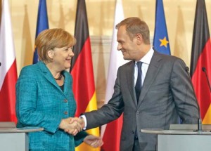 Polish PM Donald Tusk (R) and German Chancellor Angela Merkel (L - Ziarul National