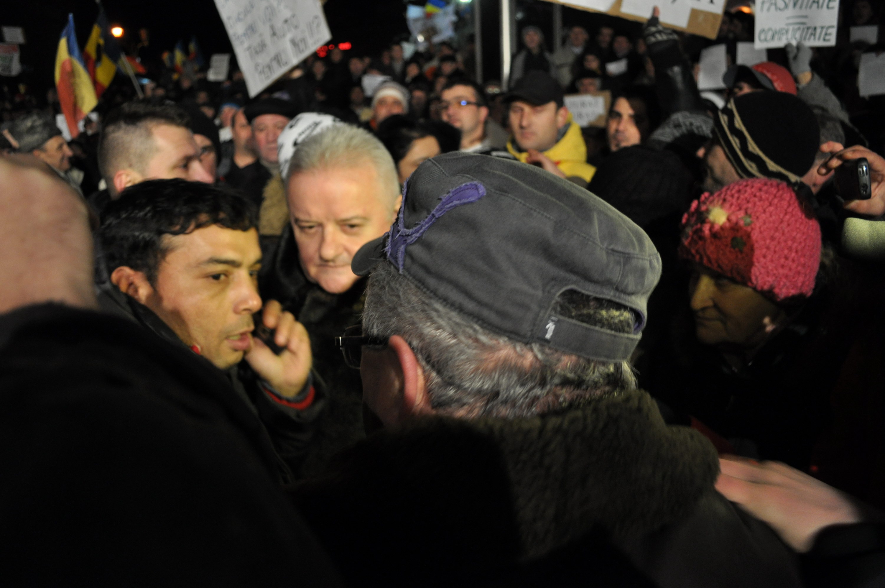 Irinel Columbeanu, huiduit de protestatarii din Piata Universitatii