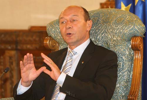Basescu: Sunt dispus la ajustarea mandatului prin vointa proprie pentru modificarea Constitutiei