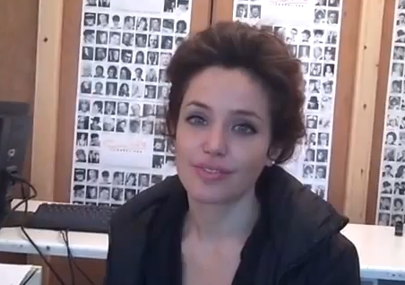 Chiar si Angelina Jolie ar ramane uimita: Uite cum arata sosia celebrei actrite! – VIDEO