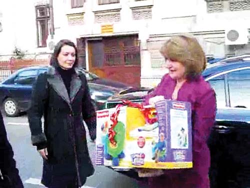 Maria Basescu i-a dus finului hainute si jucarii