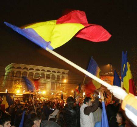 PROTESTE IN PIATA UNIVERSITATII: Jandarmii incearca sa deblocheze centrul Bucurestiului!