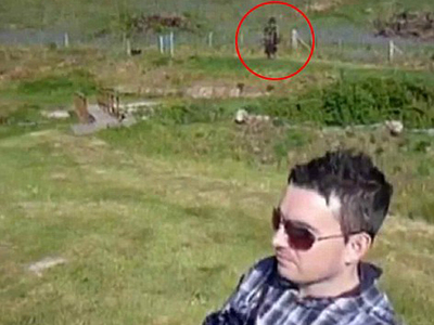 Doi englezi au surprins o fantoma pe filmarea de vacanta VIDEO
