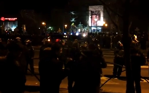 Trei jandarmi, raniti grav sambata seara, in timpul protestelor din Piata Universitatii -VIDEO