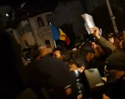 Protest la Cotroceni: Sute de persoane au strigat lozinci impotriva lui Basescu si pro-Raed Arafat -VIDEO