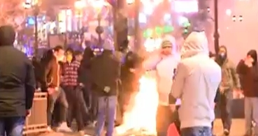 Incidente in Piata Universitatii: Au fost aruncate pietre si sticle incendiare. Un om, cuprins de flacari-FOTO