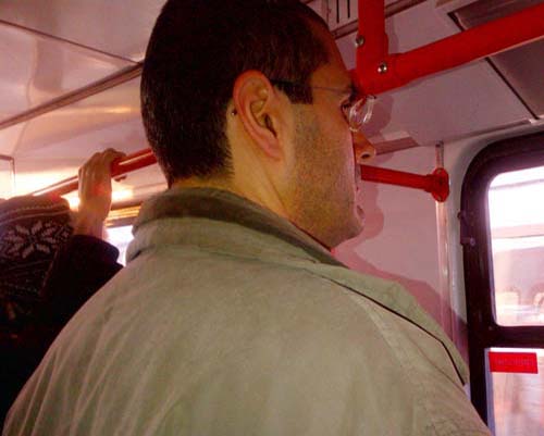 Isterie in Bucuresti: un barbat inteapa femeile prin mijloacele de transport in comun