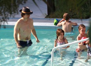 Tom Cruise Hits The Pool With Wife Katie and Little Suri - Ziarul National