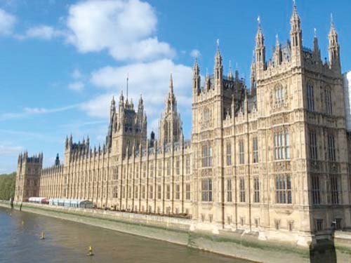 Palatul Westminster se prabuseste peste parlamentarii britanici