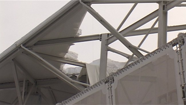 Zapada a rupt prelata care acopera stadionul „Ilie Oana”