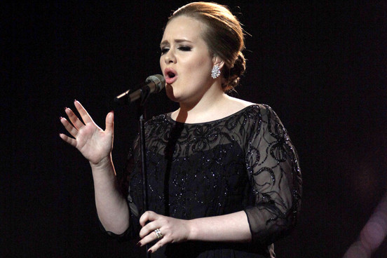 Adele, marea castigatoare la gala Grammy 2012, cu sase trofee VIDEO