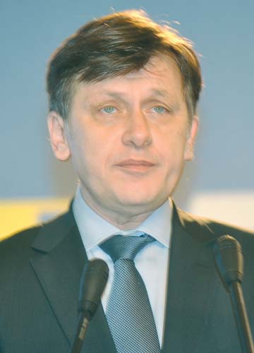 Crin Antonescu: PNL nu va include in statut interdictia de a colabora cu PDL