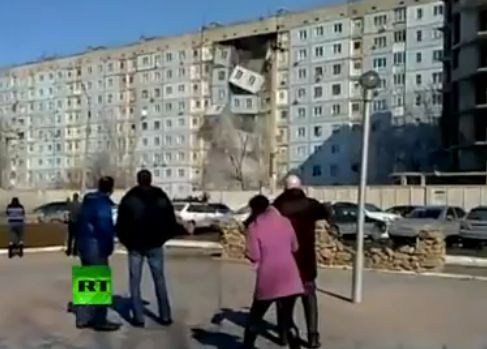 Imobil prabusit in Rusia sub ochii ingrioziti ai oamenilor! VIDEO