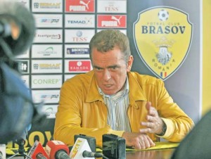 Presedintele clubului FC Brasov, Ioan Neculaie, sustine o conferinta de presa.