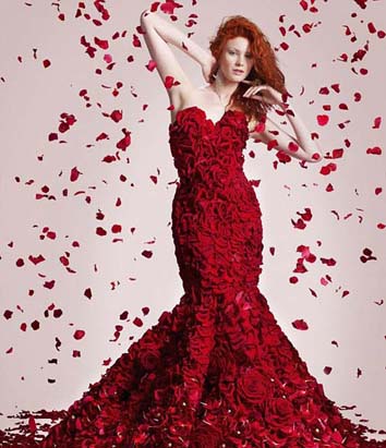 Nu e haute-couture, e horti-couture! Uite rochia din 1.725 de flori!