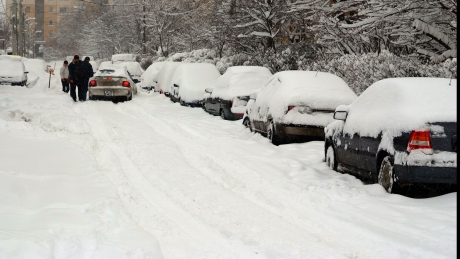 Autoritatile fac apel la soferii bucuresteni sa nu mai parcheze in spatiile neamenajate, pentru a permite curatarea zapezii