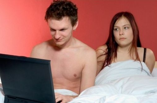 STUDIU Americanii ar renunta la sex, dar nu si la internet
