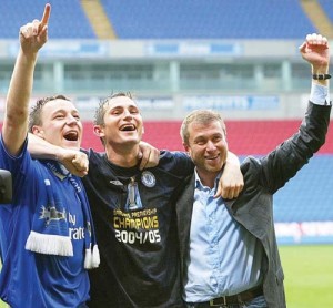 Chelsea owner Abramovich celebrates with Lampard and Terry after English Premier League soccer match against Bolton Wanderers at Reebok Stadium - Ziarul National