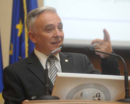 Isarescu: ”Panica bancara se trateaza cu munti de bani”