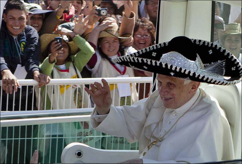 Papa Benedict al XVI-lea a purtat sombrero in Mexic