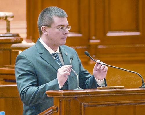 MOTIUNEA DE CENZURA LIVE Ungureanu: Nu-mi dau seama daca PNL crede in criticile formulate in motiune
