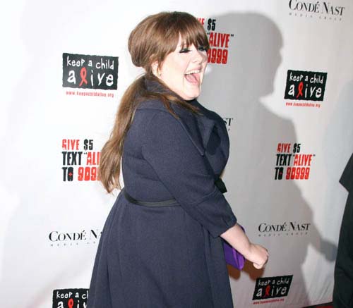 Adele da 120.000 de euro ca sa scape de fantome
