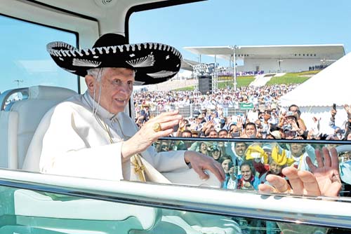 Benedict al XVI-lea a dat tiara papala pe un sombrero