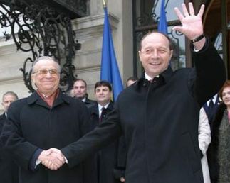 Basescu i-a trimis lui Iliescu, de ziua lui, o felicitare si un buchet de flori albe