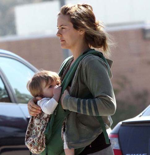 Alicia Silverstone isi alapteaza copilul din mers