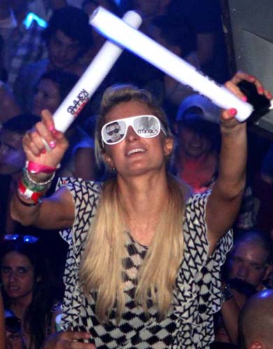 Paris Hilton s-a colantat cu poza iubitului!