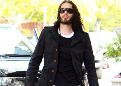 Russell Brand, mandat de arestare pentru ca a aruncat cu un telefon