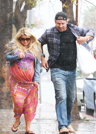 Jessica Simpson naste cu 30 de bodyguarzi la capatai