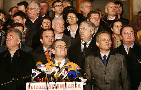 HAOS LA PDL: „Capul lui Boc” si congres extraordinar pentru stoparea disolutiei