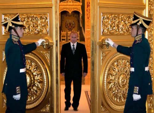 Investirea lui Putin, cu nisetru in sos de sampanie si vodca Kremlin