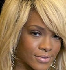 Rihanna neaga relatia cu Ashton Kutcher: „Sunt singura”! – VIDEO