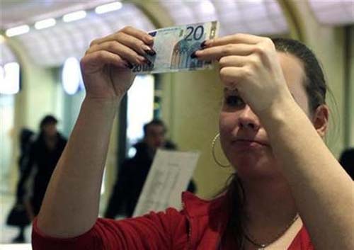 Miliarde de euro falsi tiparite de italieni, raspandite de romani