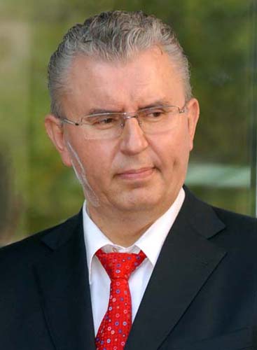 Fetele lui Micula invata cum se imbuteliaza Tamisa la peturi de 2 litri