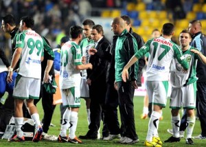 Laurentiu Reghecampf se bucura alaturi de Adrian Popa. - Ziarul National