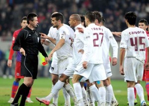 Cristian Balaj din Baia Mare (arbitrul central),Ricardo Cadu. - Ziarul National