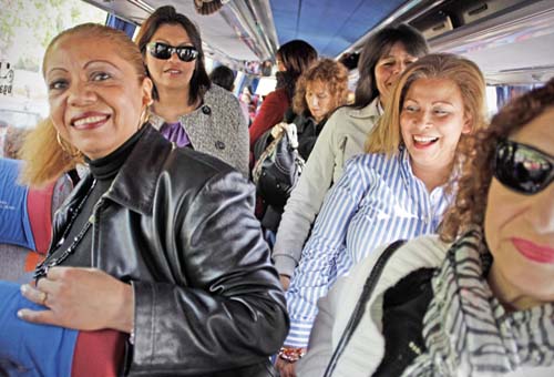 Faceti loc, vine autobuzul cu femei bune de maritat!